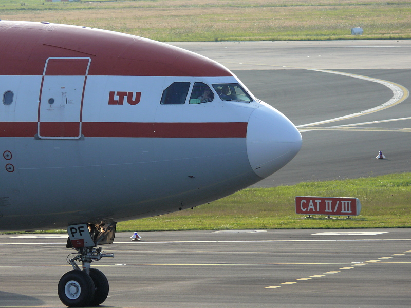 Tja, das war wohl der letzte Gru aus einer LTU Maschine :-( . LTU; D-ALPF. Flughafen Dsseldorf. 16.08.2009.