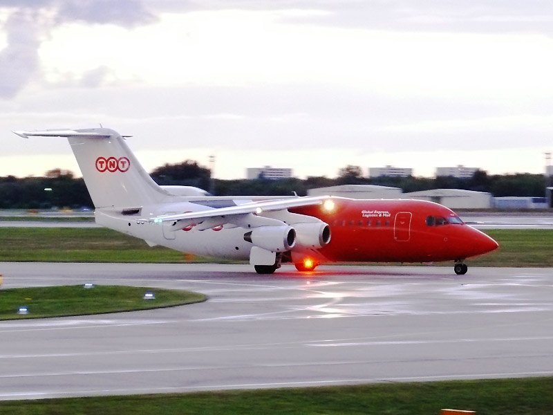 TNT BAe 146-300 OO-TAZ als Passagierversion in Berlin TXL am 03.09.2007