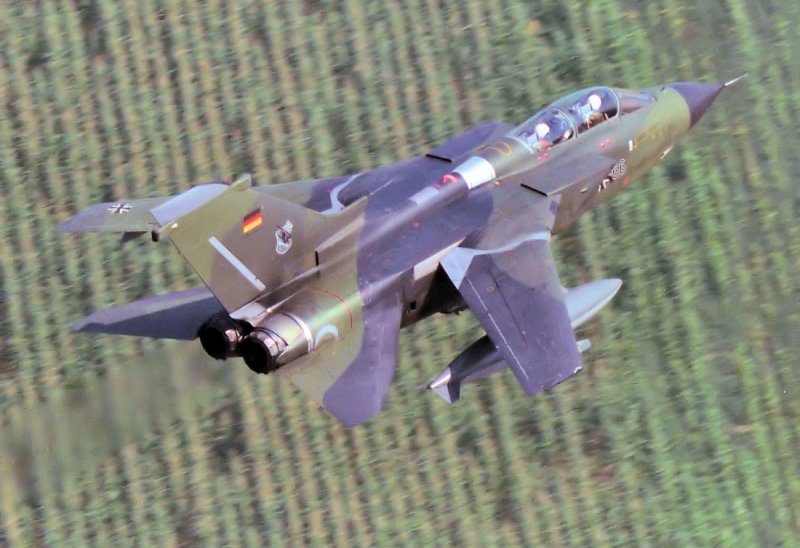 Tornado der Luftwaffe im Tiefflug - von oben aufgenommen - Anfang der 90iger Jahre - Scan vom Farbnegativ