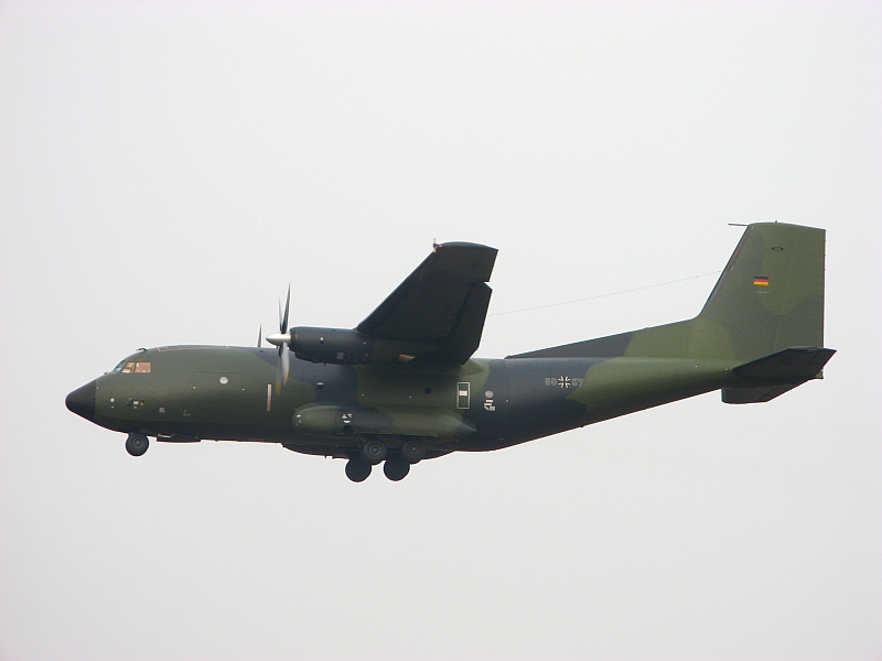 Transall C160  50+57  beim Trainings-Landeanflug auf den Fliegerhorst Wunstorf am 19. Februar 2009.