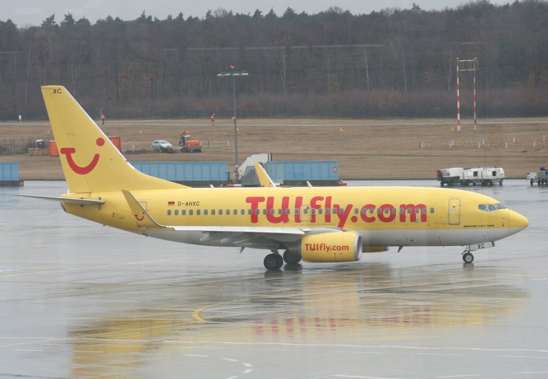 Tuifly B 737-7K5 D-AHXC im strmenden Regen am 10.03.2009 auf dem flughafen Kln-Bonn