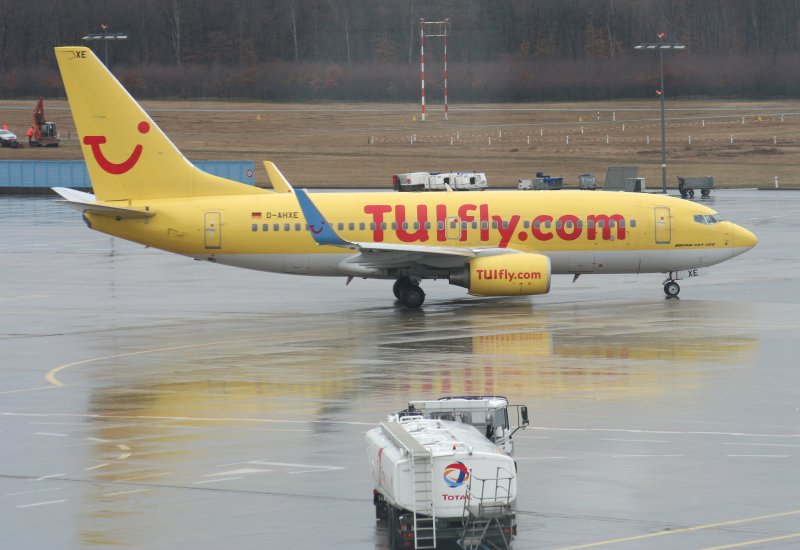 Tuifly B 737-7K5 D-AHXE am 10.03.2009 auf dem Flughafen Kln-Bonn im strmenden Regen