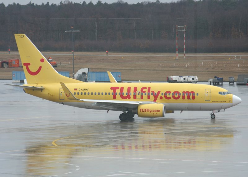 Tuifly B 737-7K5 D-AHXF am 10.03.2009 im strmenden Regen auf dem Flughafen Kln-Bonn