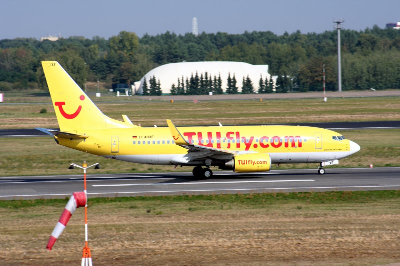 Tuifly B 737-7K5 D-AHXF beim Start in Berlin-Tegel am 20.09.2009