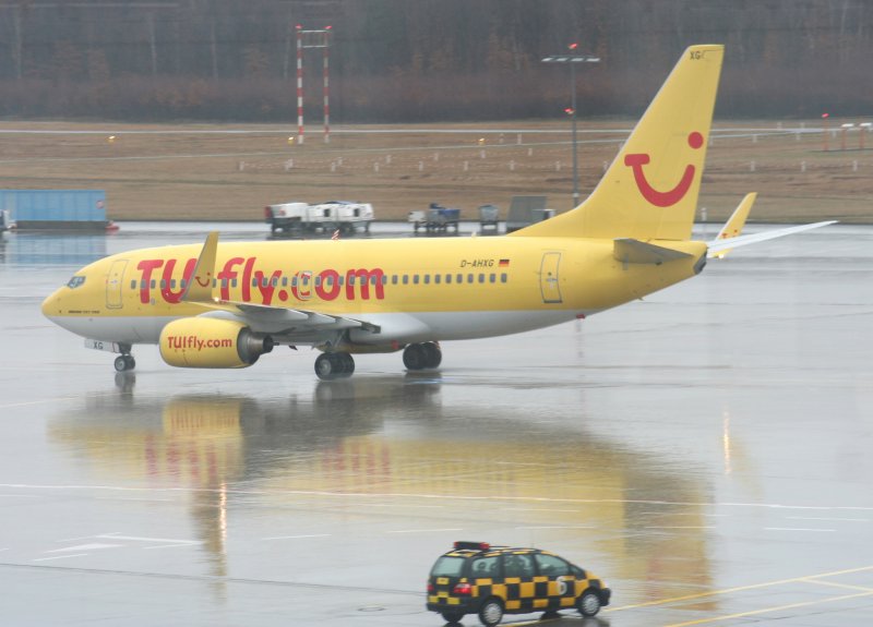 Tuifly B 737-7K5 D-AHXG am 10.03.2009 im strmenden Regen auf dem Flughafen Kln-Bonn