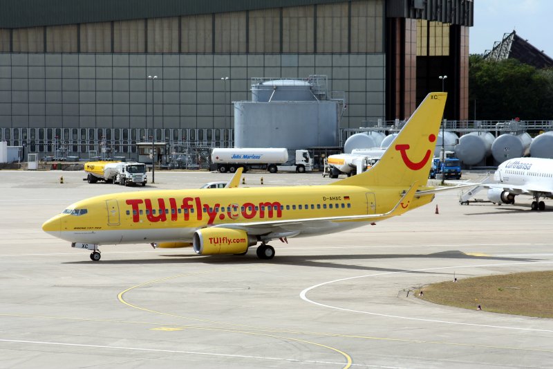 Tuifly B 737-7K5(WL) D-AHXC am 14.08.2009 bei der Ankunft auf dem Flughafen Berlin-Tegel