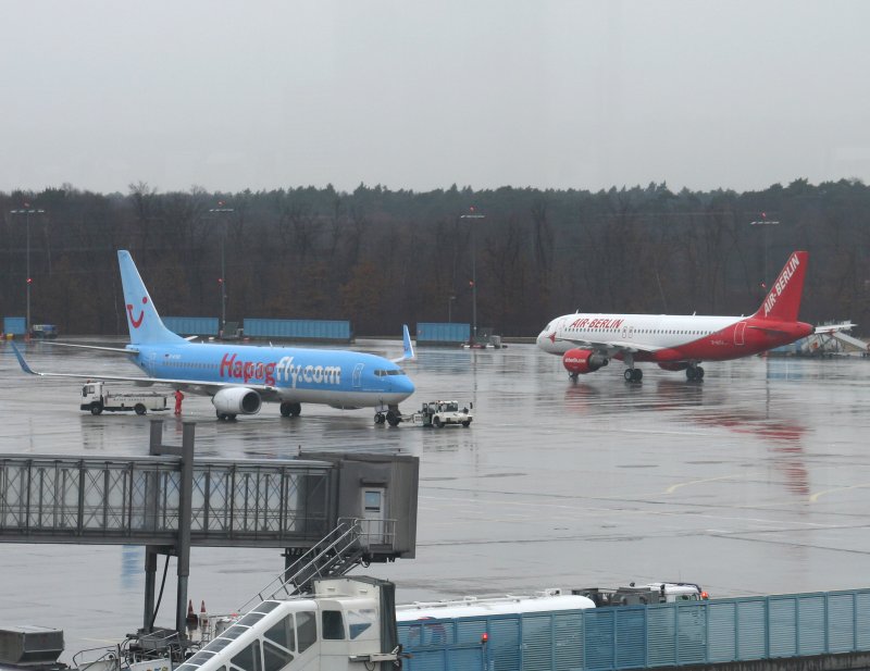 Tuifly B 737-8K5 D-ATUD mit Air Berlin-A 320-214 D-ALTJ am 10.03.2009 im strmenden Regen auf dem Flugahefen Kln-Bonn