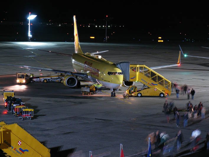 Tuily Boeing 737-800 am 09.12.07 am Salzburg Airport.