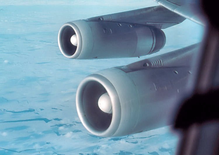 Turbinen einer DC-8 der Brssels Airlines auf dem Flug von Frankfurt nach New York - Mrz 1981. 