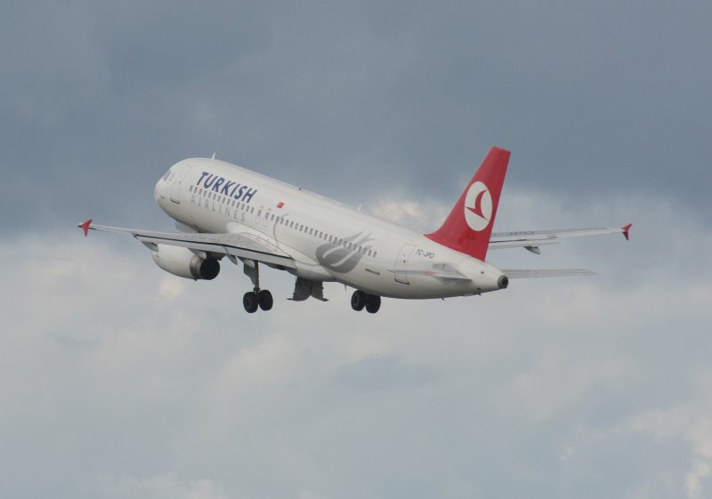 Turkish Airlines A 320-232 TC-JPO beim Start in Berlin-Tegel am 26.07.2009