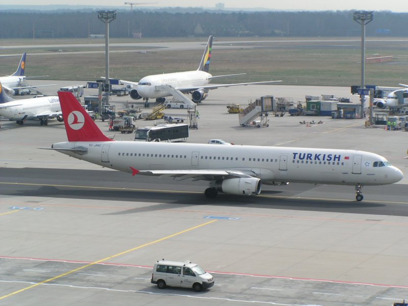 Turkish Airlines Airbus A321-231 TC-JMC in Frankfurt Flughafen.