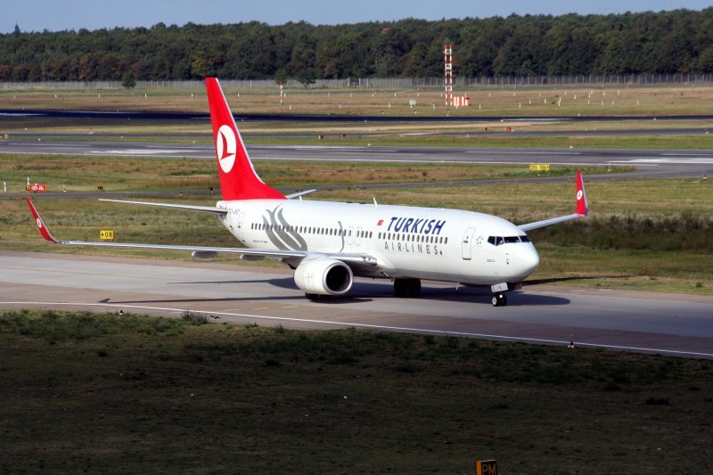 Turkish Airlines B 737-8F2 TC-JFZ bei der Ankunft auf dem Flughafen Berlin-Tegel am 12.09.2009