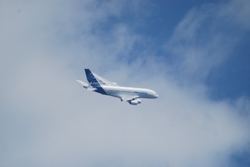 berflug eines A380 beim Flugtag in Bremen am 10.05.09