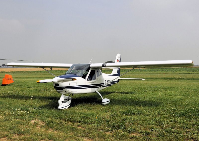 UL - Hersteller Tecnam, Kennzeichen D-MORT - 09.08.2009 beim Wiesenfest in Mggenhausen.