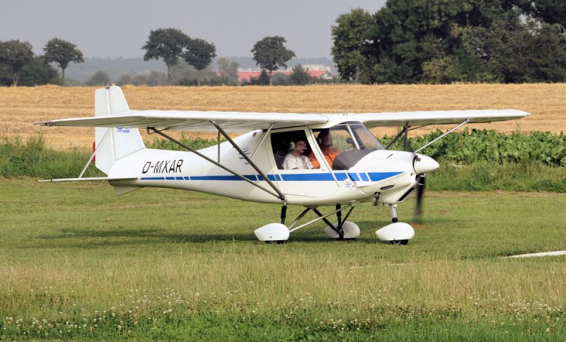 UL - Icarus C 42, kurz vor`m Start. Wiesenfest auf dem UL-Flugplatz Mggenhausen - 09.08.2009