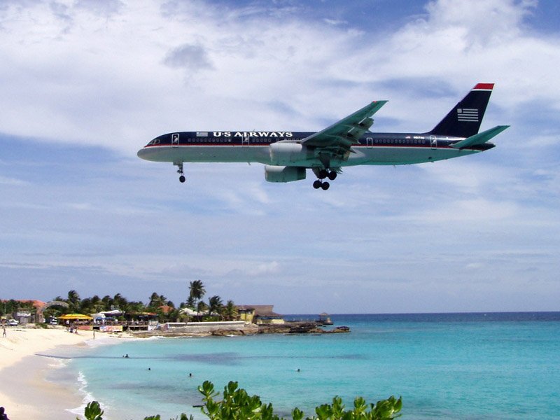 US Airways 757 im Landeanflug auf St.Maarten, hier kann man spotten und baden ( Wasser 27C ) 