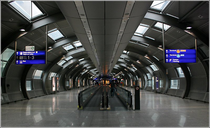 Verbindungsgang vom Fernbahnhof zum Terminal. Allerdings fehlt noch eine direkte Verbindung zum Flughafengebude. Am Ende dieser Rhre, die sich in  Hochlage  befindet, muss in den  Keller  abgestiegen werden, um dann wieder hoch zum Terminal zu kommen. 1.6.2006 (Matthias)