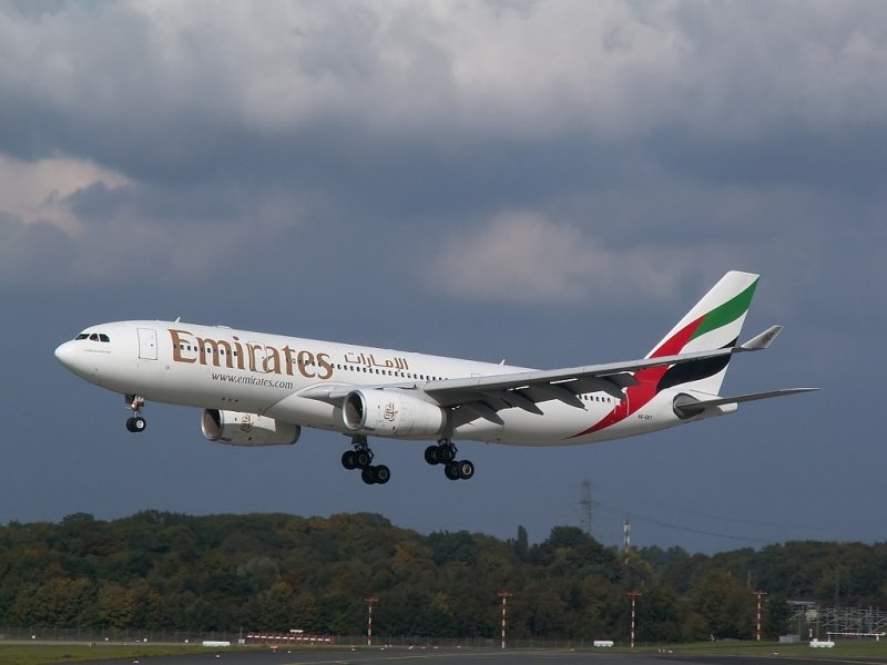 Vor dsterem Himmel gleitet dieser A330 (A6-EKY) auf die 23L zu. Das Foto stammt vom 30.09.2007