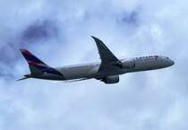 Boeing 787-9, CC-BGC, Latam gestartet auf dem Aeropuerto Isla de Pascua-Rapa Nui- Osterinsel (IPC) am 2.1.2017