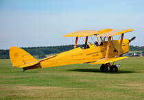 D.H. 82A Tiger-Moth, N8233, Baujahr 1942, auf dem Rollweg in Wershofen - 03.09.2016