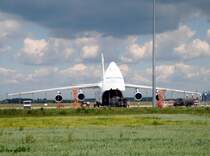 Bundeswehrfahrzeuge rollen aus der soeben gelandeten Maschine, 27.05.2009.