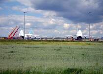  Tag der offenen Bugklappe  am 27.05.2009 auf dem Flughafen Leipzig/Halle. Whrend links der U-Bahnwagen verladen wird, rollen aus der rechts stehenden Maschine Bundeswehrfahrzeuge.