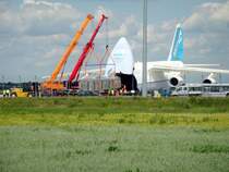 Die im Grlitzer Bombardier-Werk gebauten, 45 Tonnen schweren, Waggons wurden vorher per Schwerlasttransport nach Leipzig gebracht, 27.05.2009.