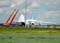 Nachdem am gestrigen Tag der erste Triebwagen auf die Reise ging, wurde heute einer der Mittelwagen verladen, 27.05.2009.