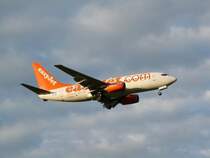 Easyjet Boeing 737-73V vor der Landung in Zrich am 18.5.2009.