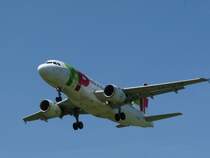 TAP Airbus A319-111 vor der Landung auf Piste 14 am 21.5.2009.