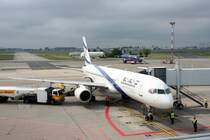 EL AL B 757-258(ER) 4X-EBU am Gate des Flughafen Berlin-Schnefeld am 31.05.2009