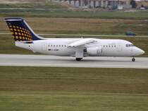 Wettrennen zwischen der startenden D-AEWE (British Aerospace BAe-146-200) von Eurowings und einem Jeep. (Leipzig am 13.7.2009)
