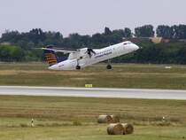 Die D-ADHP der Augsburg Airways hebt am 13.7.2009 in Leipzig ab.