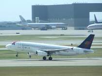 Ein Airbus A 320 der TACA beim Start in Dallas Fort Worth am 24.07.2009.