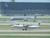 Eine ATR 42 der American Eagle beim Start, w�hrend im Hintergrund eine MD-83 der American nach der Landung abbremst. (Dallas Fort Worth, 24.07.2009)
