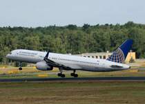Continental Airlines B 757-224(WL) N18112 beim Start in Berlin-Tegel am 26.07.2009