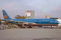 Vietnam Airlines, HB-IQK (VN-A374), Airbus A330-223, msn: 299, 16.Oktober 2009, ZRH Zürich, Switzerland.