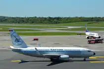 Tarom Boeing 737-700 YR-BGG Retro Livery Taufname Craiova (Craiova ist die größte Stadt in der historischen Region Kleine Walachei,Hauptstadt des Kreises Dolj und Sitz der Planungsregion Südwest in Rumänien) aufgenommen am 06.05.18 am Airport Hamburg Helmut Schmidt.