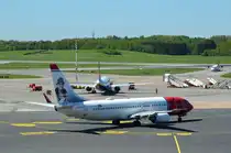 Norwegian Boeing 737-800 EI-FJC das Heck ziert Povel Ramel (Povel Ramel * 1. Juni 1922 in Stockholm; † 5. Juni 2007 in Lidingö war ein schwedischer Musiker,Sänger und Komiker.Er wurde dadurch bekannt,populäre Lieder humoristisch umzutexten.In seinem Heimatland gehörte er zu den einflussreichsten Persönlichkeiten der Unterhaltungsbranche) beim rollen zum Start am Airport Hamburg Helmut Schmidt am 06.05.18
