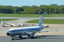 Condor Airbus A320 D-AICA Retro Livery rollt nach der Landung am Airport Hamburg Helmut Schmidt am 06.05.18 zum Gate.