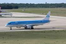 KLM Ciyhopper Embraer ERJ 190-100STD PH-EZE bei der Ankunft auf dem Flughafen Berlin-Tegel am 12.09.2009