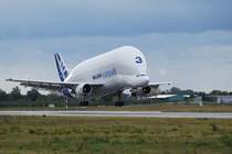 Die Beluga 3 (A300-600ST) kurz vor dem aufsetzen in Hamburg Finkenwerder am 17.10.09