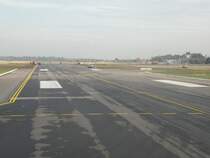 Mal kein Flugzeug fotografiert: Hier ist die Interims-Start- und Landebahn des Flughafens FKB am 7. Oktober 2009 beim Vorbeirollen auf die am 10. September 2009 fertiggestellte und neuer�ffnete Start- und Landebahn. Die Interims-Startbahn wird nun wieder zur�ckgebaut und wird bald wieder zum einfachen Taxiway degradiert. Hier quasi ein letzter Blick mit Baustellenfahrzeugen im Hintergrund. Ganz rechts: der Tower.