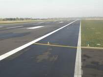 Mal kein Flugzeug fotografiert: Hier ist die am 10. September 2009 fertiggestellte und neuer�ffnete Start- und Landebahn am Flughafen FKB kurz vor der Drehung zur Vorbereitung zum Abheben. Nach dem Umbau erm�glicht der Flughafen ILS-Anfl�ge der Kategorie CAT III.b. Zuvor war es durchaus Gang und Gebe die Flugzeuge im Herbst bei starkem Nebel nach Stuttgart umzuleiten und per Bustransfer alle Passagiere nach FKB zu bringen. Fotografiert am 7. Oktober 2009.