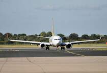 Frontbild einer Boeing 737-800 der Pegasus Airlines beim abrollen von der Landebahn in D�sseldorf - 09.10.2009