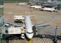 Airbus A320-212 der Condor - D-AICG Berlin - am  R�ssel  in D�sseldorf - 08.09.2005