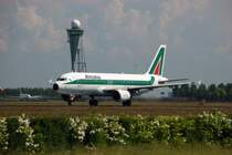 Alitalia I-BIKC am 1. Juni 2009 auf der Startbahn des Flughafens Schiphol.