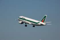 Alitalia I-BIKC nach dem Start in Schiphol, 1. Juni 2009.