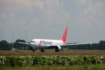 Martinair PH-MCJ am 1. Juni 2009 auf der Startbahn des Flughafens Schiphol.