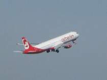 Airbus A321 der Air Berlin beim Start in Berlin-Tegel